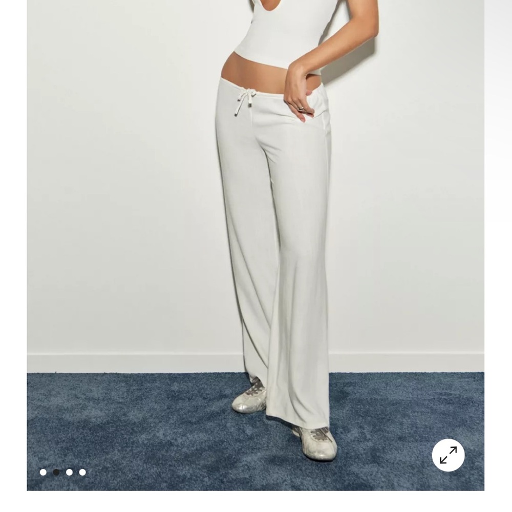 ISO - White linen low rise pants. Size M or L. DO NOT BUY.